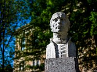 Zrinjevac, bista Ruđera Boškovića. Pokraj zgrade HAZU na zelenom valu (istočna strana)